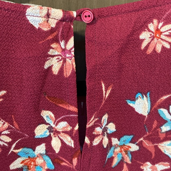 Flirty Floral Split-Side Light-Weight Shirt - Picture 3 of 4